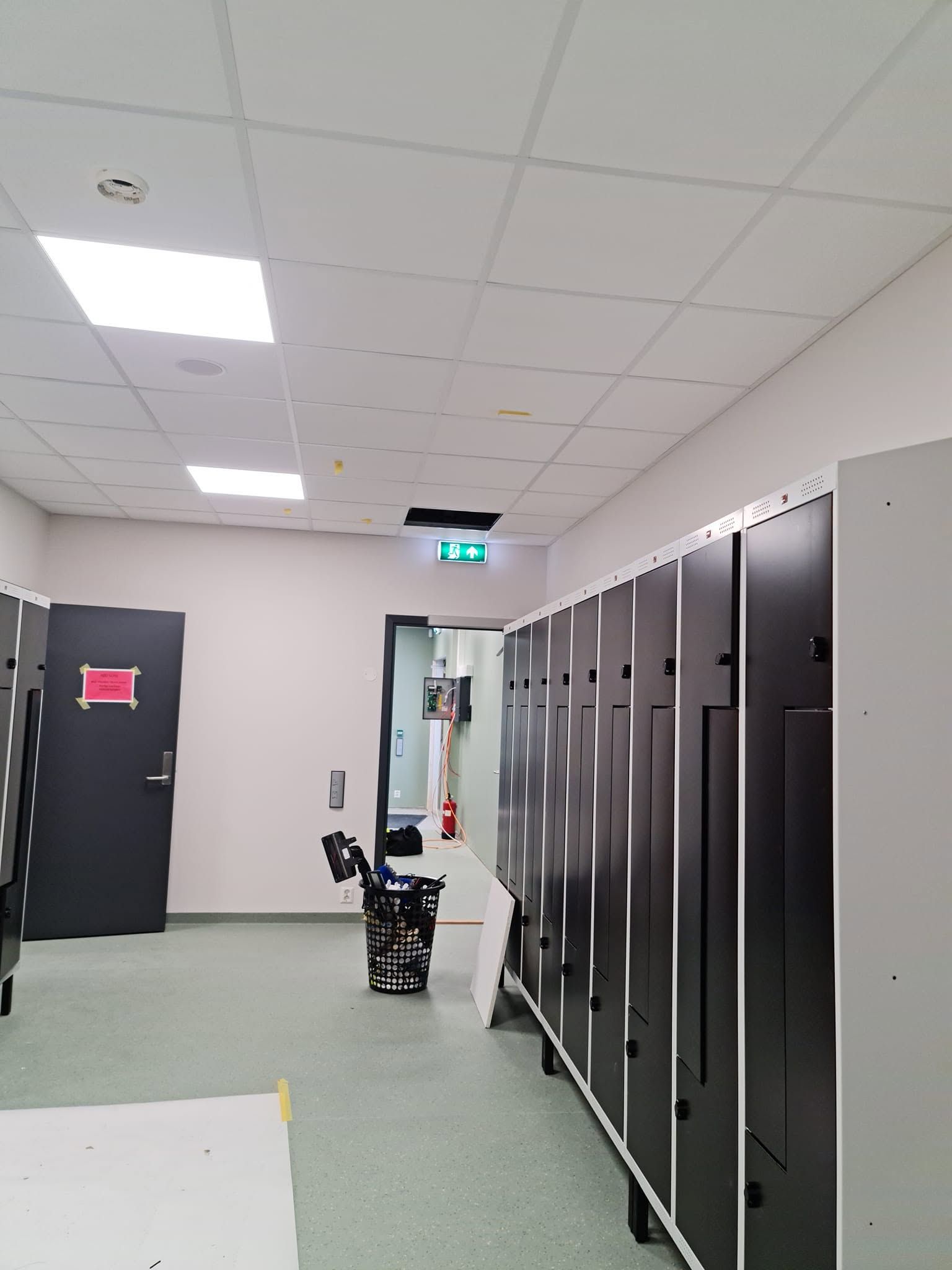 Garderobe i næringsbygg under byggvask