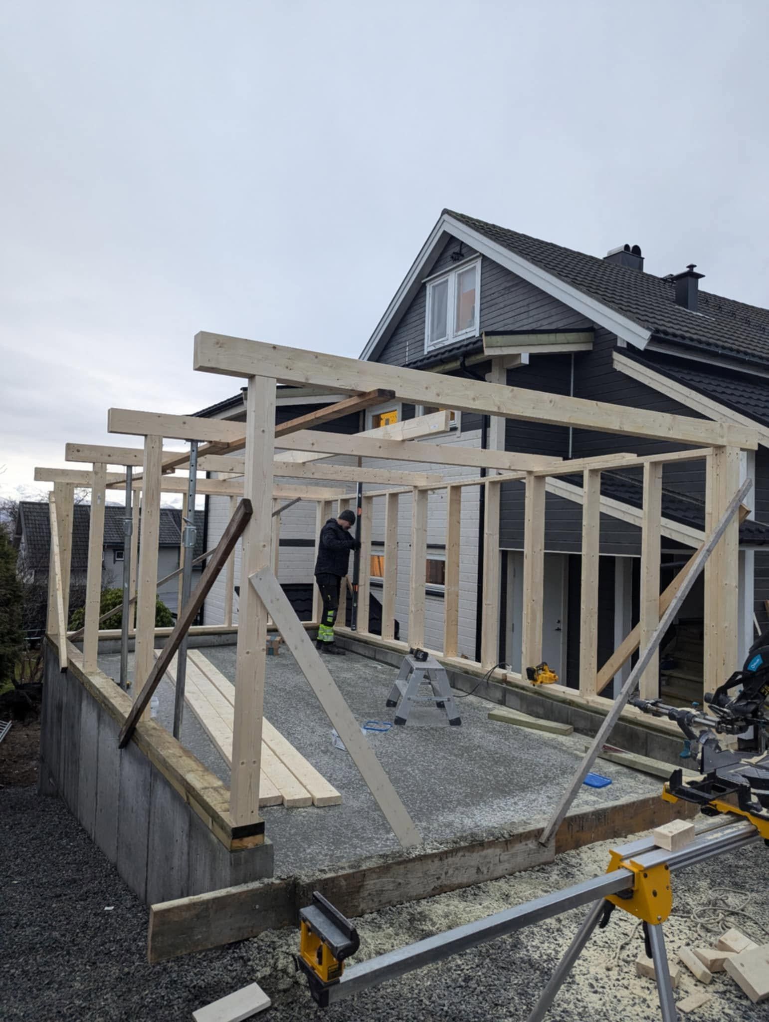 Reisverk til tilbygg under arbeid